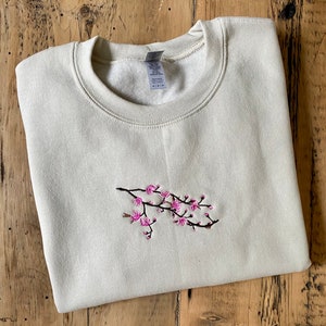 Ras du cou en coton | Broderie branche de Sakura | Pull unisexe brodé