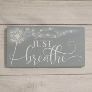 Cartello in legno &quot;Just Breathe&quot; – Decorazione murale artigianale – Decorazione con dente di leone – Relax, consapevolezza, regalo per sala yoga, arredamento per la casa fatto a mano