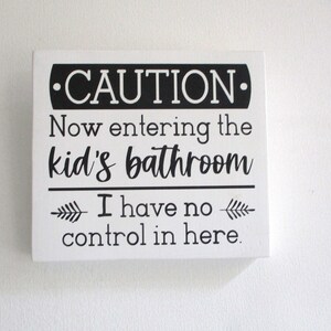 Houten bord kinderbadkamer &quot;Let op: komt nu de kinderbadkamer binnen&quot; grappig muurdecoratie - humor cadeau ouderschap - grappige muurdecoratie badkamer