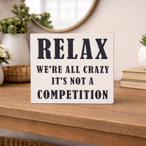 Relax We're All Crazy houten bord - grappig huisdecor - vierkant plankbord - bureaudecor - housewarmingcadeau