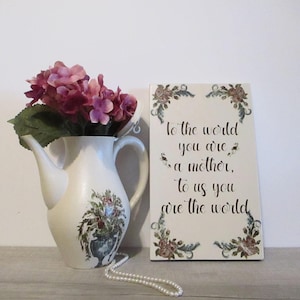 Encantador conjunto floral vintage: Jarrón con cafetera y cartel del Día de la Madre