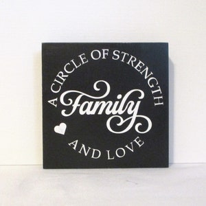 Letrero de madera pequeño pintado a mano con la frase &quot;Un círculo de fuerza y amor&quot; para la familia: bandeja decorativa escalonada