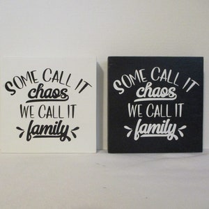 Some Call It Chaos, We Call It Family - Holzschild | Rustikales Wohndekor | Familie Wandkunst | Einweihungsparty Geschenk | Lustiges Familienschild