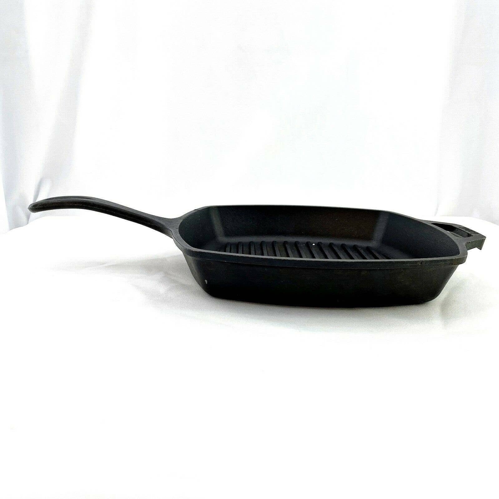 Lodge L8SGP3 10 1/2 x 10 1/2 Square Pre-Seasoned Cast Iron Grill Pan