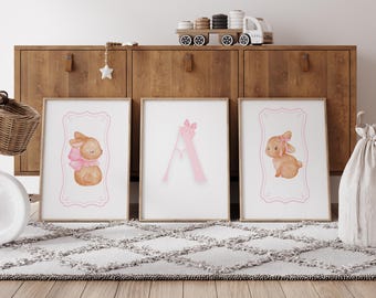 Stampe personalizzate con coniglietti rosa per la cameretta - Set di 3, decorazioni per la cameretta della bambina, simpatici disegni di coniglietti da parete, stampe rosa per la camera da letto, decorazioni murali per la cameretta.