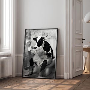1 ACQUISTA 1 GRATIS Stampa da parete con animali divertenti per il bagno, Mucca delle Highlands - Mucca sul water, in vasca, con accappatoio, che si lava i denti. Stampabile con intelligenza artificiale.