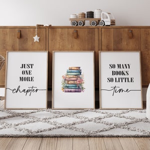 Könnte beinhalten: Drei gerahmte Drucke mit Buch-bezogenen Zitaten und Illustrationen. Der erste Druck sagt "Just one more chapter". Der zweite Druck zeigt einen Stapel bunter Bücher mit Blumen. Der dritte Druck sagt "So many books, so little time".