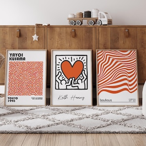 Set di 3 stampe arancioni di Kusama, Keith Haring e Bauhaus, stampe da parete beige, stampe di artisti famosi, stampe da parete arancioni
