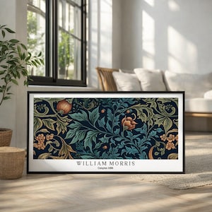 Może przedstawiać: Oprawiony wydruk artystyczny z kwiatowym wzorem w odcieniach granatu, turkusu i złota. Wydruk zawiera tekst "WILLIAM MORRIS" i "Compton 1896". Grafika jest prezentowana w czarnej ramie.