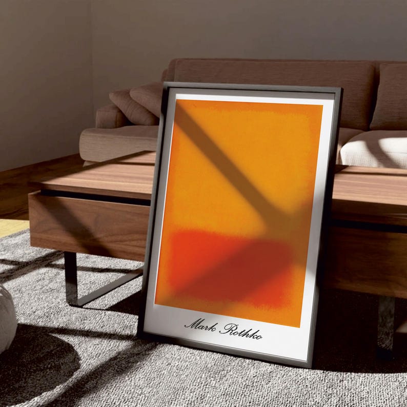Puede incluir: Una pintura abstracta enmarcada con dos bandas horizontales de color. La banda superior es de color naranja claro, y la banda inferior es de color rojo-naranja m&aacute;s oscuro. La pintura est&aacute; firmada "Mark Rothko" en la esquina inferior derecha.