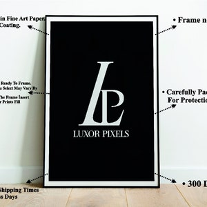 Puede incluir: Impresi&oacute;n en blanco y negro con las letras "LP" y el texto "LUXOR PIXELS" en una fuente sans-serif blanca. La impresi&oacute;n est&aacute; enmarcada en un marco negro con un passe-partout blanco.