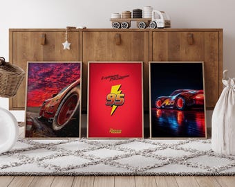 Puede incluir: Tres carteles enmarcados con un coche de carreras rojo con un rayo amarillo y el número 95. Los carteles tienen un fondo rojo con un borde blanco. Los carteles están colgados en una pared de madera.