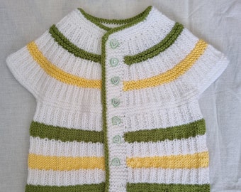 Grandma's Touch: Handgemaakt wit babyvestje met groene en gele strepen