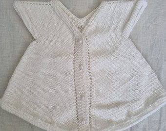 Pure elegantie: handgemaakt babyvestje met witte en parelmoeren knopen