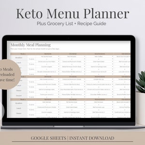 Könnte beinhalten: Ein Laptop-Bildschirm zeigt eine Google Sheets-Tabelle mit einem Keto-Menüplaner. Die Tabelle ist mit "Keto Menu Planner" betitelt und enthält einen Abschnitt für die monatliche Menüplanung mit vorinstallierten Mahlzeiten. Die Tabelle enthält auch eine Einkaufsliste und einen Rezeptführer. Das Bild enthält den Text "50 Meals Preloaded Save time!" und "GOOGLE SHEETS | INSTANT DOWNLOAD".