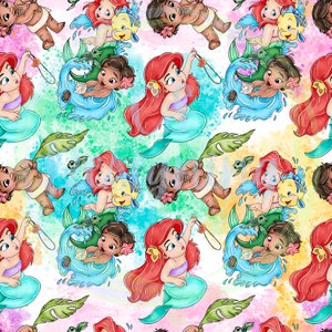 Op de afbeelding: Een naadloos patroon met een kleurrijke illustratie van Ariel uit De Kleine Zeemeermin, Moana en Flounder. Het patroon is op een witte achtergrond geplaatst met aquarel-achtige kleurspatten.