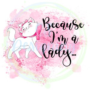 Può includere: Un gatto bianco con un fiocco rosa, in piedi su uno sfondo acquerellato rosa. Il testo "Because I'm a lady..." è scritto in corsivo nero.