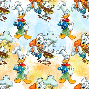 Op de afbeelding: Een herhalend patroon met Donald Duck en Daisy Duck in koksoutfit. Donald Duck draagt een koksmuts, een rode halsdoek, een blauw jasje en een groene schort. Daisy Duck roert chocolade. De achtergrond heeft blauwe en oranje aquarelspatten.