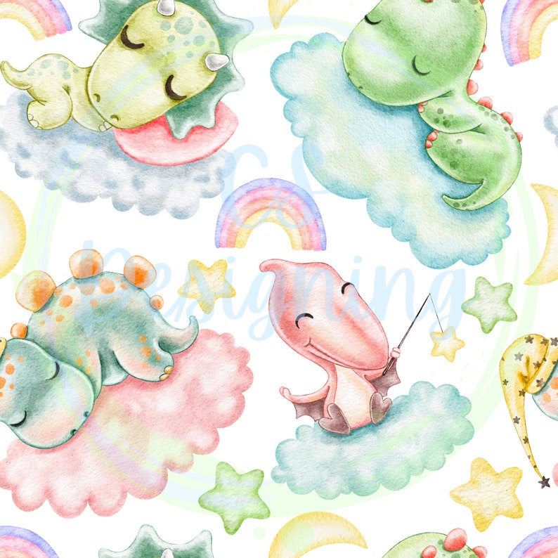 Pu&ograve; includere: Un motivo senza cuciture con illustrazioni ad acquerello di simpatici dinosauri che dormono sulle nuvole. I dinosauri sono verdi, rosa e blu, e le nuvole sono rosa e blu. Ci sono anche stelle e arcobaleni nel motivo.