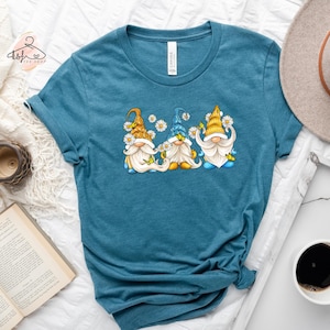 Frühlings Zwerge Shirt, Zwerge mit Blumen, Bienen & Schmetterlingen, Gänseblümchen Blume Zwergen Shirt, lustiges Zwergen Hemd, Frühlings Gnome T-Shirt, Bauer Geschenk