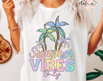 Camiseta Summer Vibes con palmeras y colores cómodos