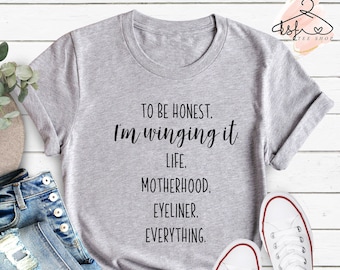 Lustiges Mom Life T-Shirt: Winging Es Mutterschaft Tee
