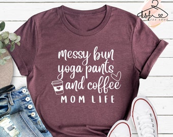 Camiseta de mamá con moño desordenado y café: camiseta de mamá cansada