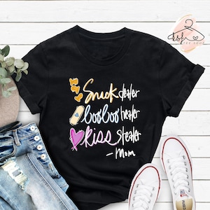 Snack Dealer Booboo Healer Kiss Stealer Shirt, Mama Shirt, Mutterschaft T-Shirt, Geschenk für neue Mama, süßes Mama Shirt, Muttertagsgeschenk, Geschenk für Mama