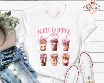 Op de afbeelding: Wit T-shirt met een afbeelding van ijskoffie drankjes met roze strikken en de tekst "ICED COFFEE club".