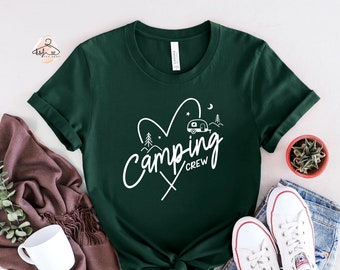 Könnte beinhalten: Grünes T-Shirt mit einer weißen Grafik eines Herzens mit einem Wohnwagen darin und dem Text "Camping Crew".