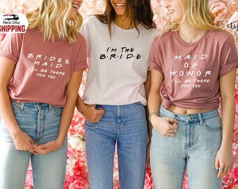Peut inclure: Trois femmes portant des t-shirts roses et blancs avec le texte "Brides Maid I'll be there for you", "I'm the Bride" et "Maid of Honor I'll be there for you".