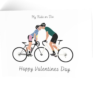Op de afbeelding: Valentijnsdagkaart met twee kussende fietsers. De tekst "My Ride or Die" staat erboven en "Happy Valentines Day" eronder. De fietsers dragen helmen en fietskleding.