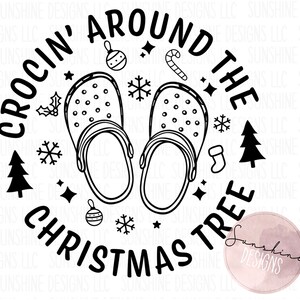 Puede incluir: Ilustración en blanco y negro de un par de zapatos Crocs con un árbol de Navidad, copos de nieve, bastones de caramelo y adornos. El texto "Crocin' Around The Christmas Tree" está escrito alrededor de los zapatos.