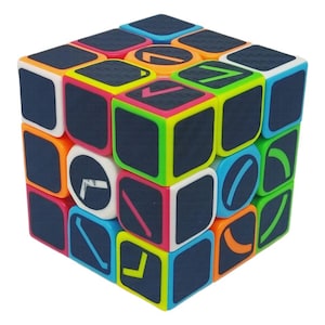 Puede incluir: Un cubo de rompecabezas 3x3 multicolor con símbolos negros y blancos en cada cara. El cubo está hecho de plástico y tiene una superficie texturizada.