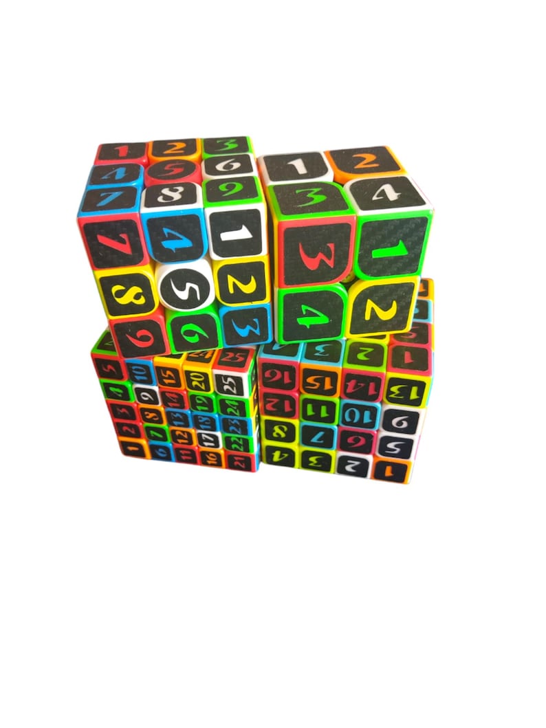 Op de afbeelding: Een veelkleurige kubuspuzzel met de nummers 1 tot en met 25 op elke zijde. De kubus is gemaakt van kleinere kubussen die kunnen worden gedraaid om de puzzel op te lossen.