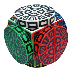 Puede incluir: Un cubo de rompecabezas multicolor con forma esférica. El cubo presenta secciones rojas, verdes y blancas, cada una con marcas negras de números romanos. El rompecabezas está diseñado con una estructura única y compleja.