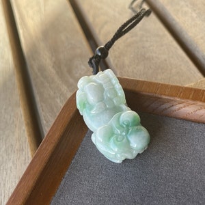 100% natural sin tratar Grado A Jade birmano La riqueza tallada en 3D atrae a Pixiu (PiYao) Collar con colgante de Feng Shui, colgante de Pixiu verde en la nieve
