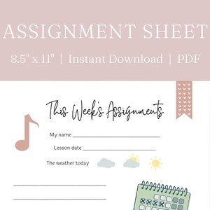 以下が含まれることがあります： 音楽記号、カレンダー、雲が描かれた印刷可能な課題シート。テキストには「This Week's Assignments」、「My name」、「Lesson date」、「The weather today」と記載されています。