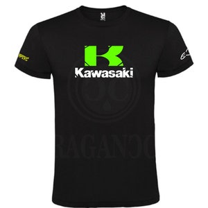 T-shirt noir Kawasa, pour homme ou femme, avec logos personnalisés du monde automobile. Prénom personnalisé au dos au choix. image 1