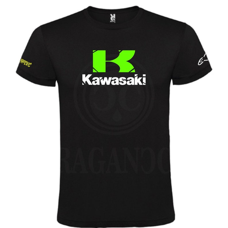 T-shirt noir Kawasa, pour homme ou femme, avec logos personnalisés du monde automobile. Prénom personnalisé au dos au choix. image 1