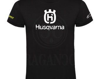 Camiseta negra Husqvar, para hombre o mujer, con logos personalizados del mundo motor.  Nombre personalizado en espalda a elegir.