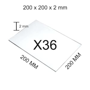 Può includere: Una lastra rettangolare trasparente con il testo "X36" in nero. La lastra misura 20 cm x 20 cm e ha uno spessore di 2 mm. Le dimensioni sono chiaramente indicate nell'immagine.