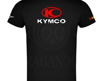 Camiseta negra Kym, para hombre o mujer, con logos del mundo motor. Nombre personalizado en hombro a elegir.