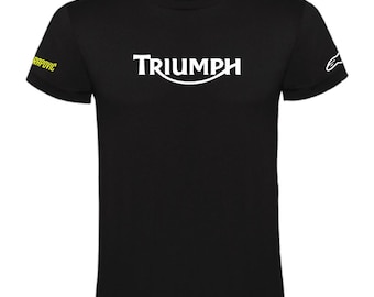 Svart t-shirt för män eller kvinnor, med tryckta logotyper och valfritt personligt namn på ryggen. Perfekt för motorcyklister. Modell th.1