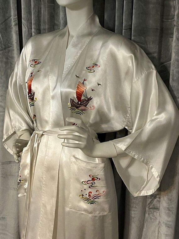 BEAUTIFUL 1960S Ivory Silk Kimono Robe Hand Embro… - image 7