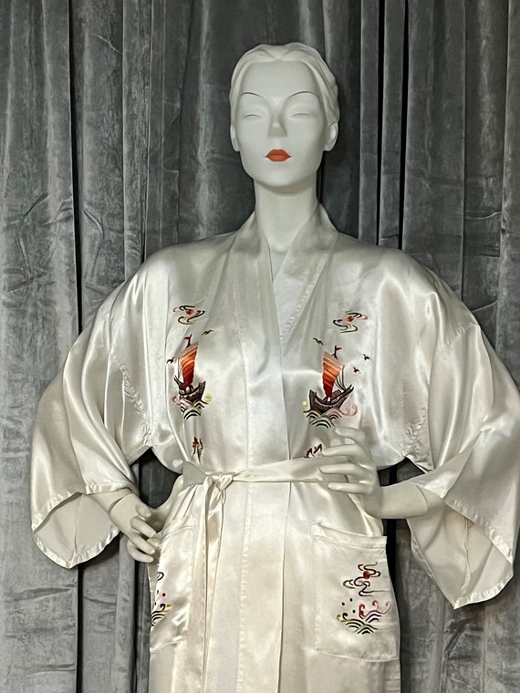 BEAUTIFUL 1960S Ivory Silk Kimono Robe Hand Embro… - image 3