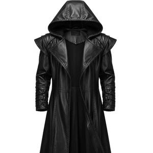 Pu&ograve; includere: Un lungo cappotto in pelle nera con cappuccio. Il cappotto presenta un'intricata bordatura intrecciata lungo i bordi, le spalle e i polsini. Il design include un colletto alto e un davanti aperto e fluido.