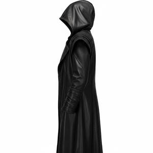 Pu&ograve; includere: Un lungo cappotto in pelle nera con cappuccio. Il cappotto presenta un design su misura con cuciture decorative lungo le cuciture e i polsini. Anche il cappuccio &egrave; rifinito con cuciture. Il cappotto &egrave; progettato per essere indossato sopra altri vestiti.