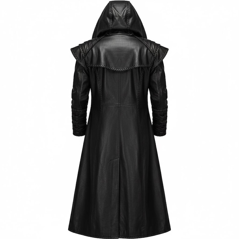 Pu&ograve; includere: Cappotto lungo nero in pelle con cappuccio, visto da dietro. Il cappotto presenta dettagli di cucitura sulle spalle, sulle maniche e sul cappuccio. Il design include un orlo svasato e una vestibilit&agrave; su misura, creando una silhouette sorprendente.