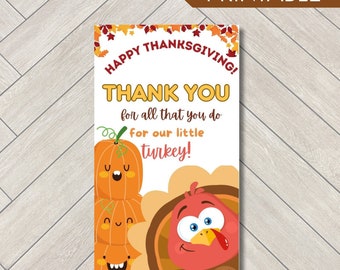 Könnte beinhalten: Eine rechteckige, druckbare Karte zum Thema Thanksgiving mit Herbstblättern am oberen Rand. Der Text lautet HAPPY THANKSGIVING! THANK YOU for all that you do for our little turkey! Sie enthält Illustrationen von drei gestapelten Kürbissen und einem Truthahn.